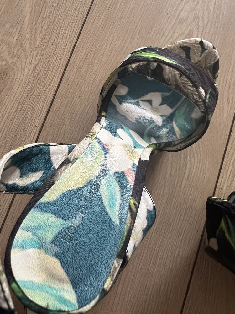 Продам босоніжки Dolce & Gabbana 24,5 см