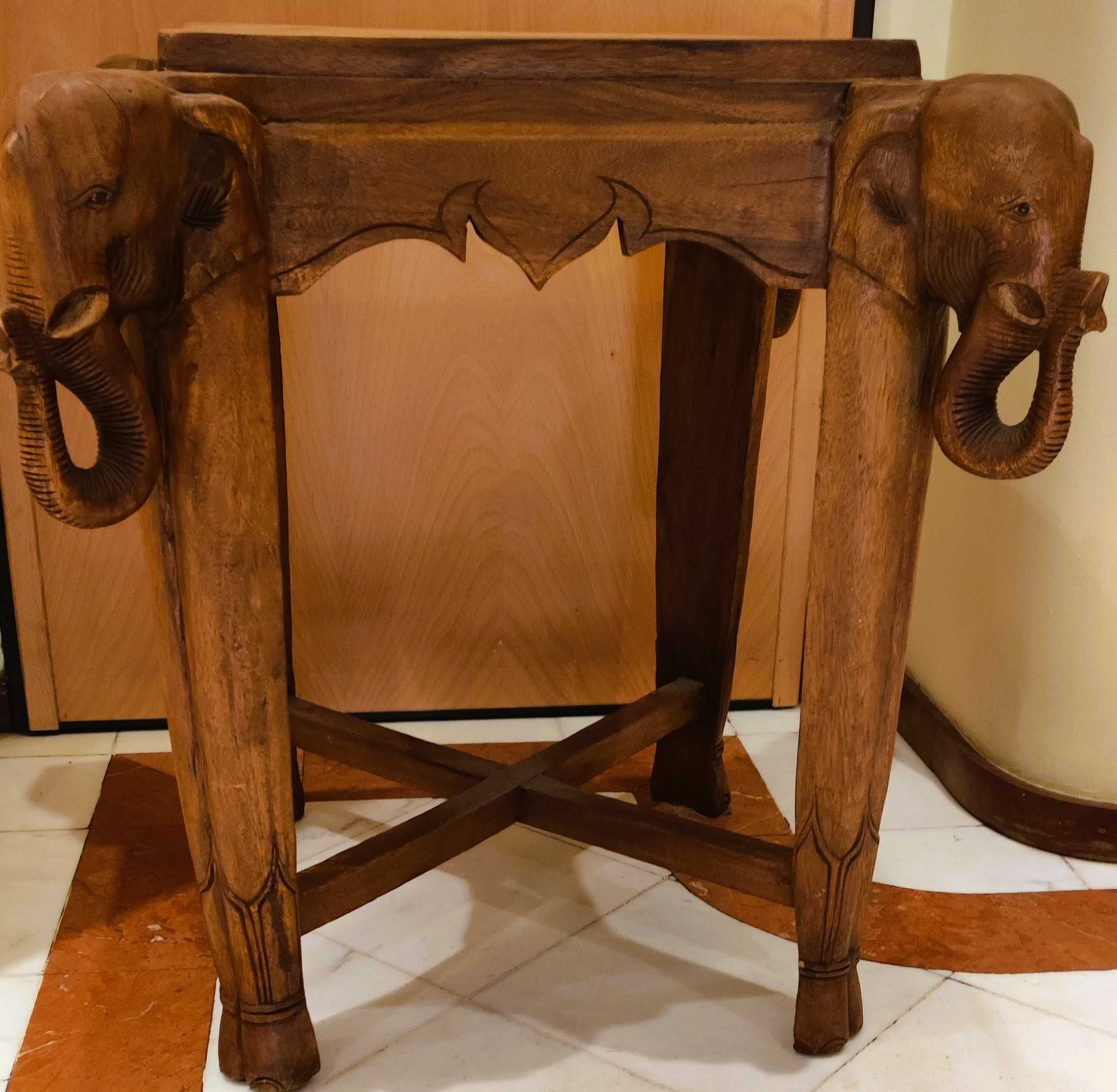 Mesa em Madeira maciça em formato de Elefante