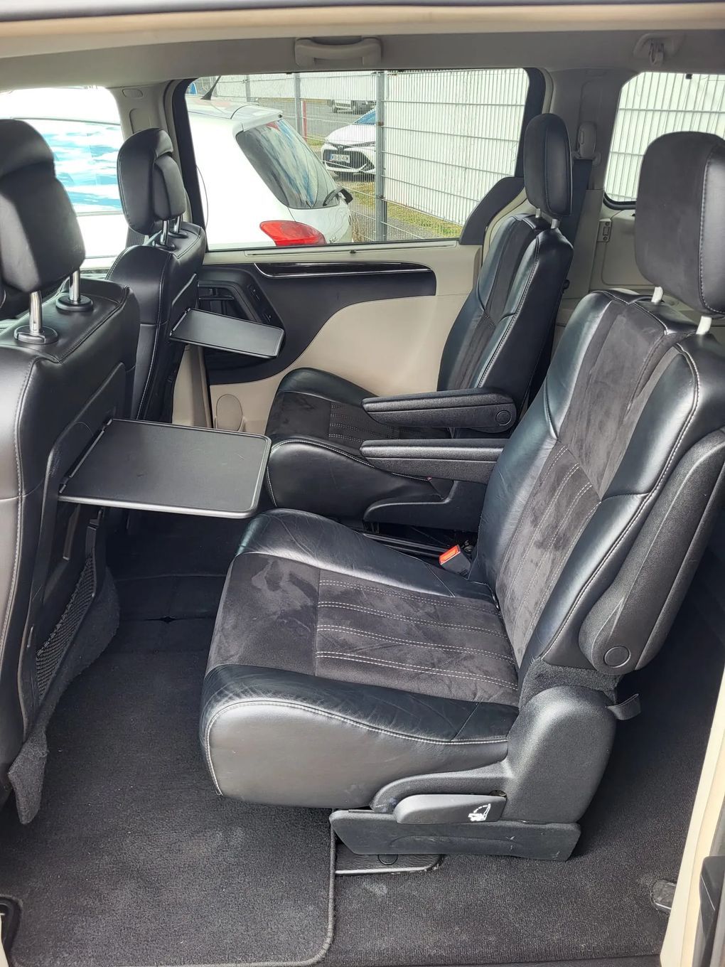 Lancia Voyager Salon Polska, Faktura,