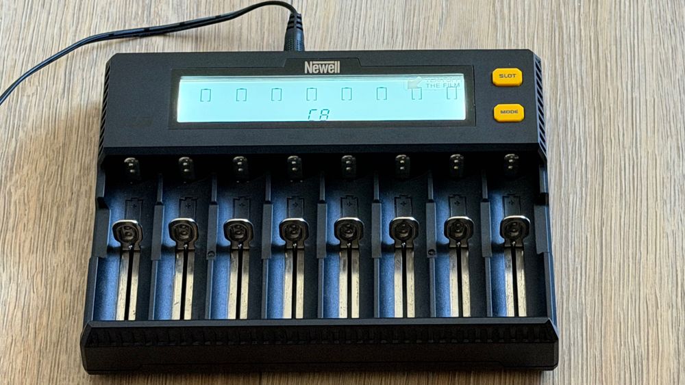 Ładowarka Newell C8 - Ni-MH/Ni-Cd Li-ion / LiFePO4 8x AA / AAA 18650