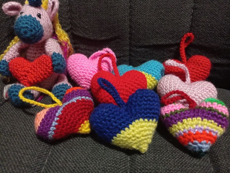 В'язані брелки серця жабка гусь капібаро