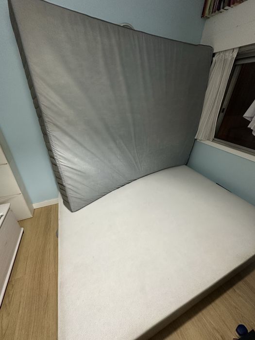 Cama branco com arrumação com Colchão