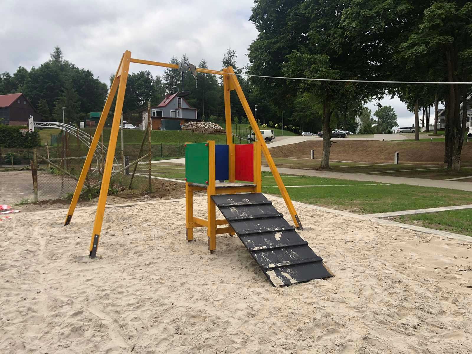 Plac zabaw Zjazd linowy Alpejski  typu "TYROLKA"