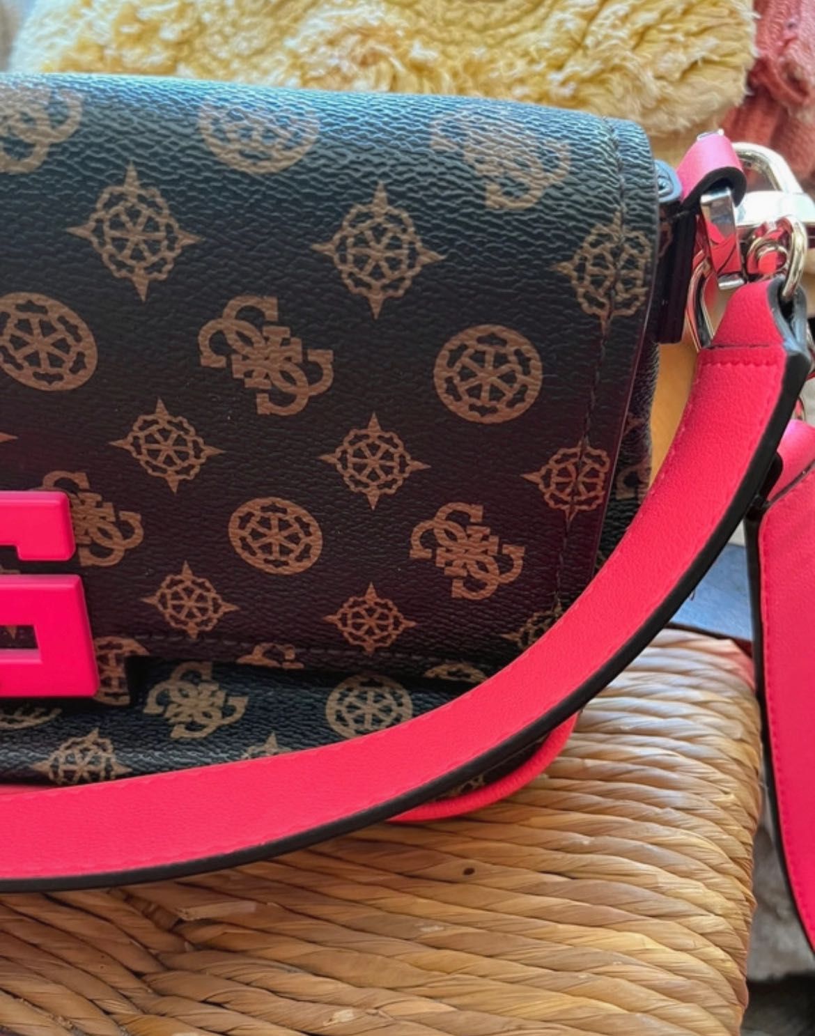 Mala Guess com logo e G e alça a rosa fúcsia