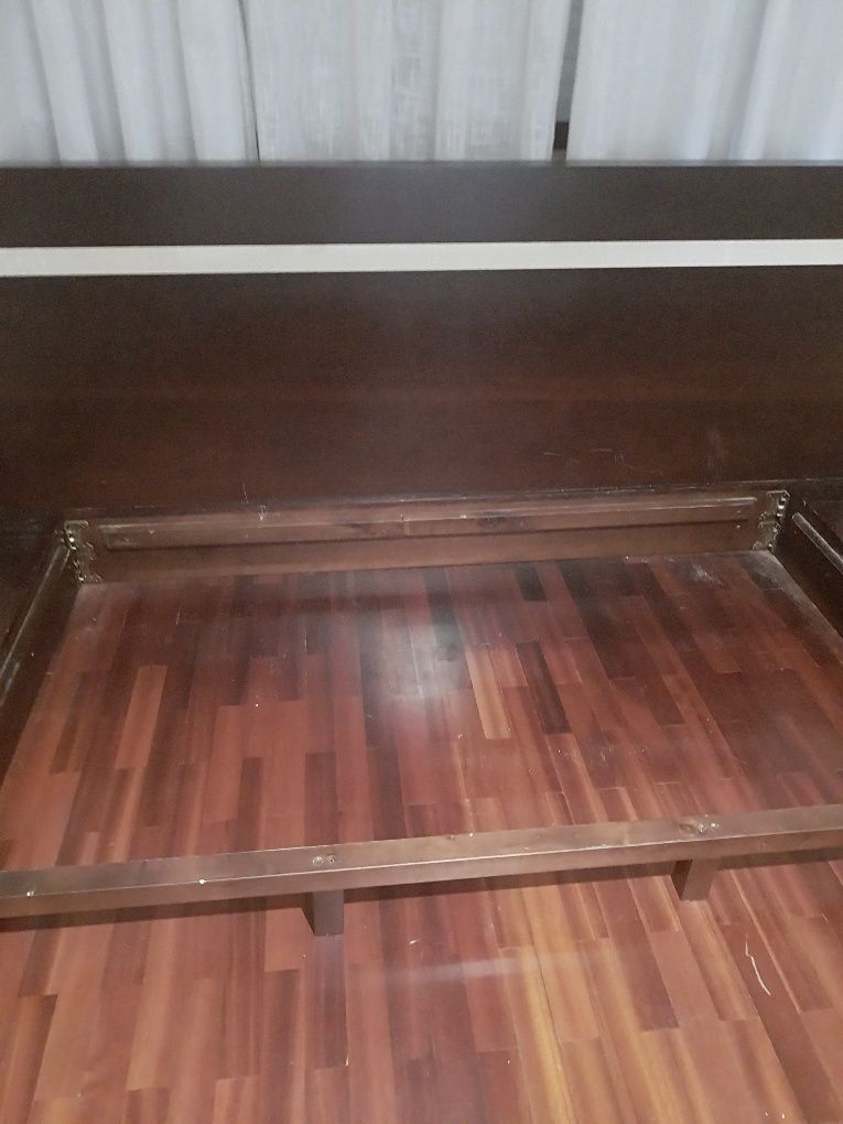 Cama em madeira maciça, sem estrado e colchão