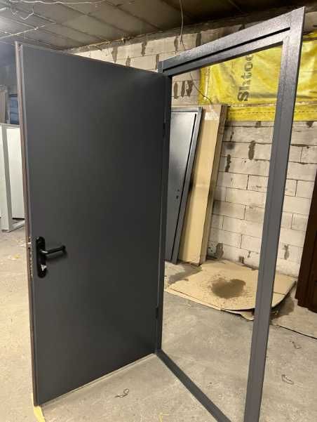 Металеві вхідні двері одно- та дволистові