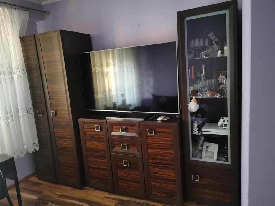 Szafa z komoda i witryna