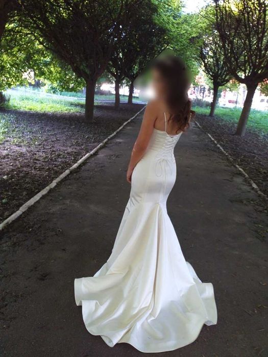 Весільна сукня з шлейфом та корсетом