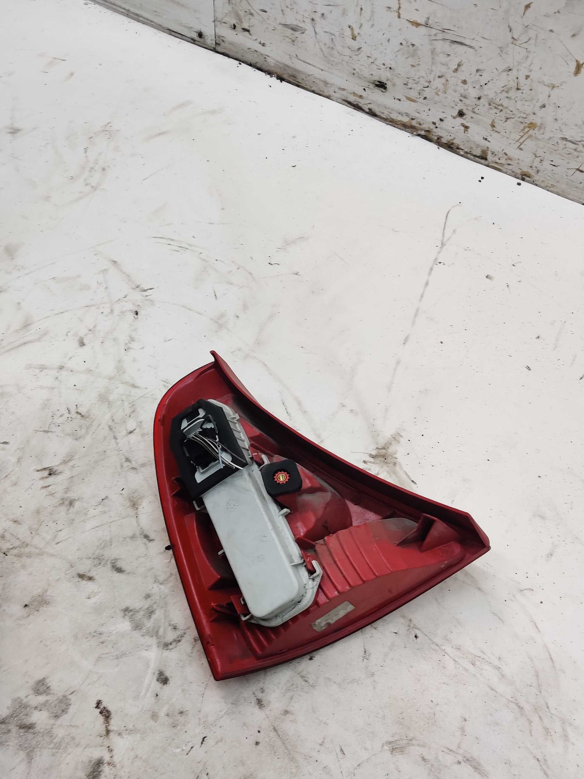 Renault Clio II Lampa Tylna Prawa Tył PT