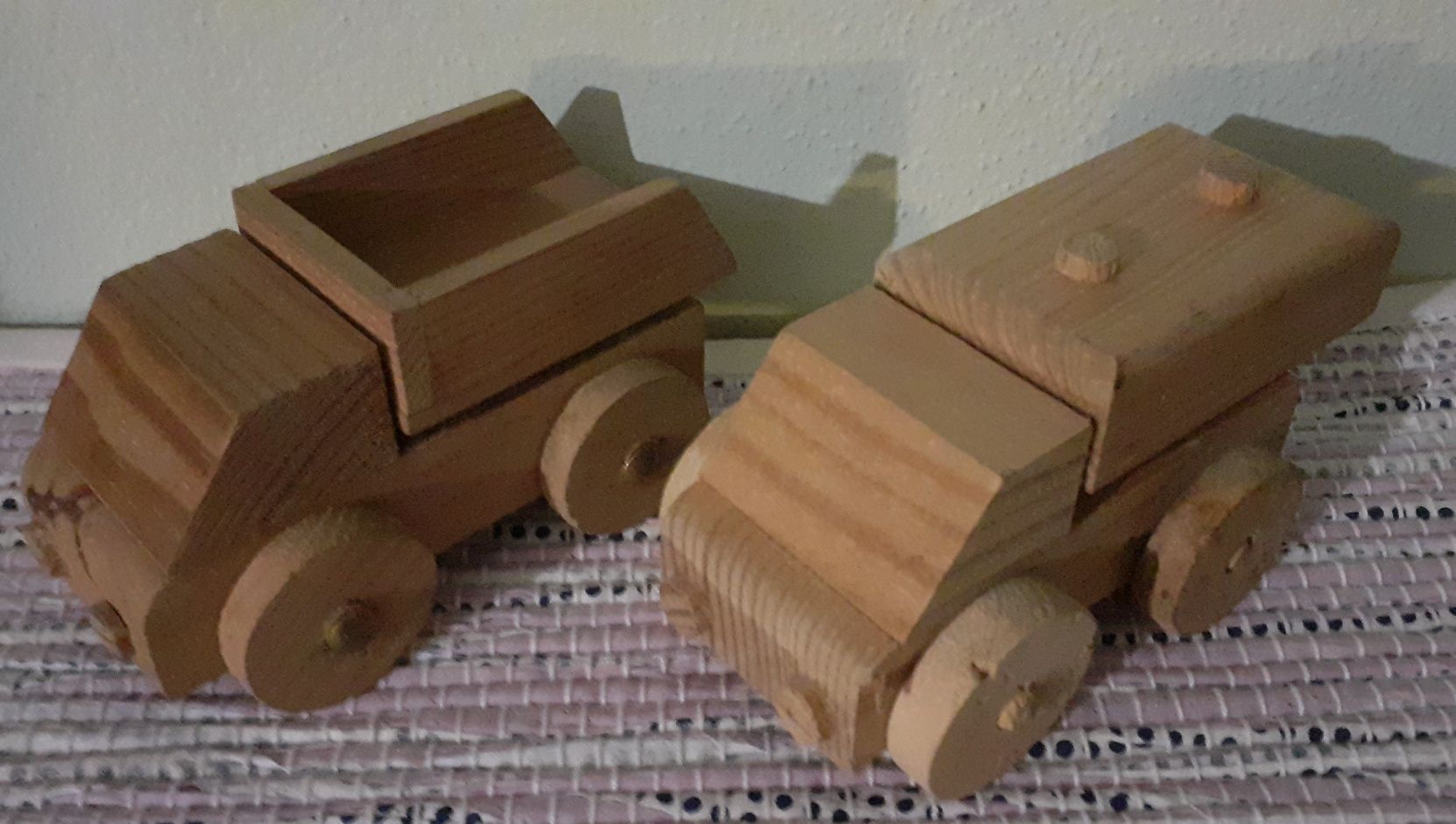 Brinquedos carros de madeira