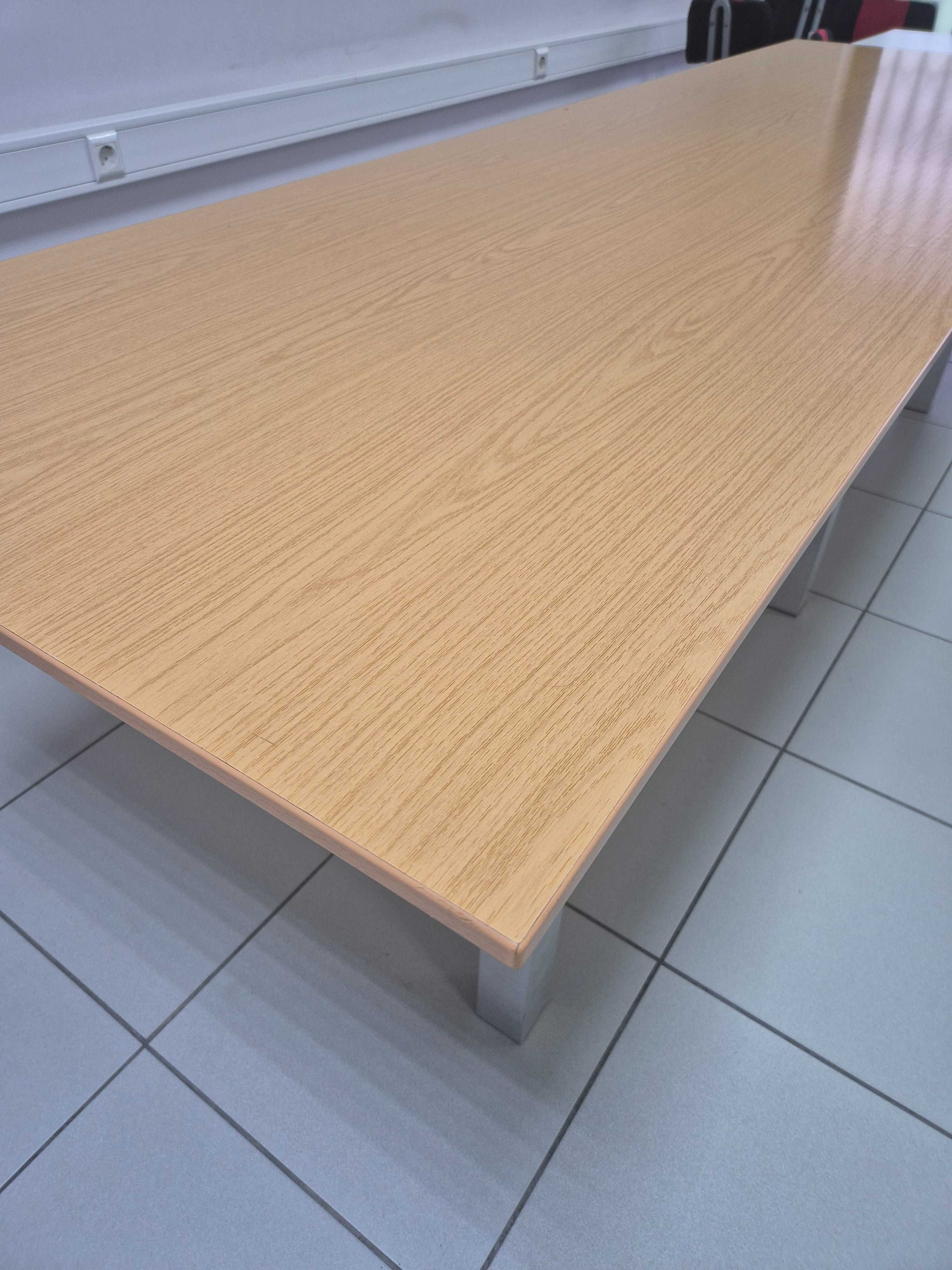 Mesa grande e robusta