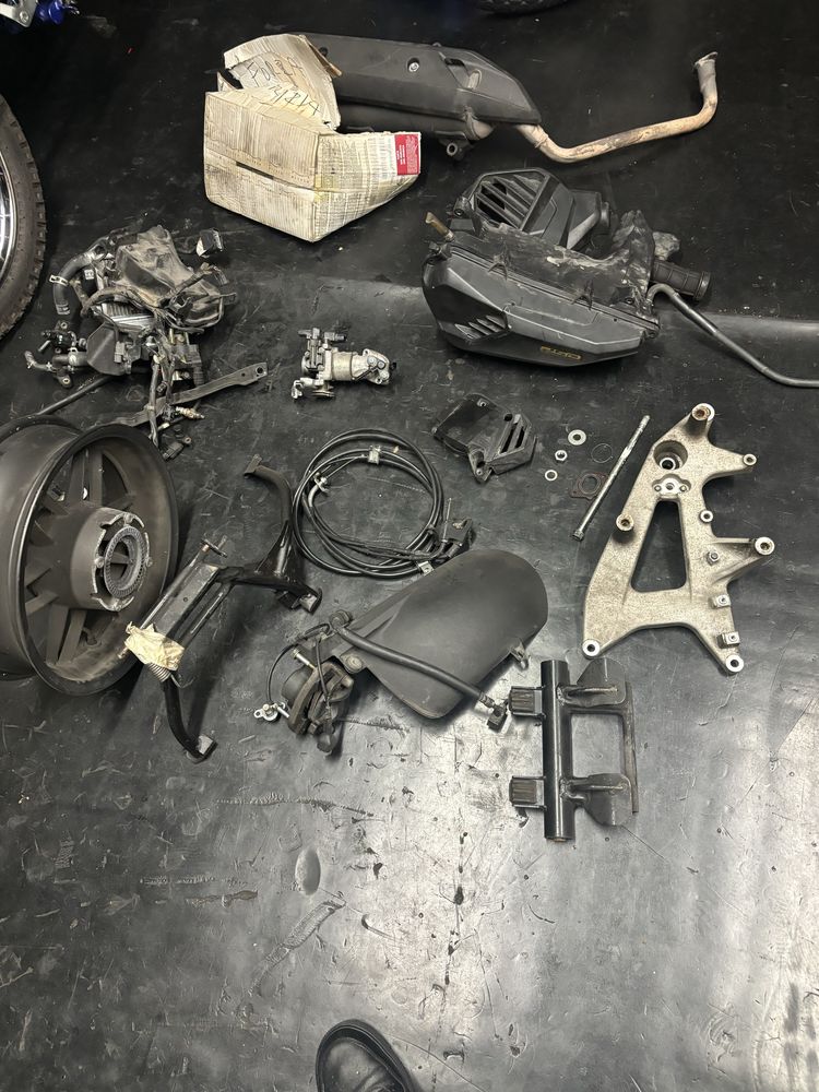 Honda Forza 125 restante material mecanico