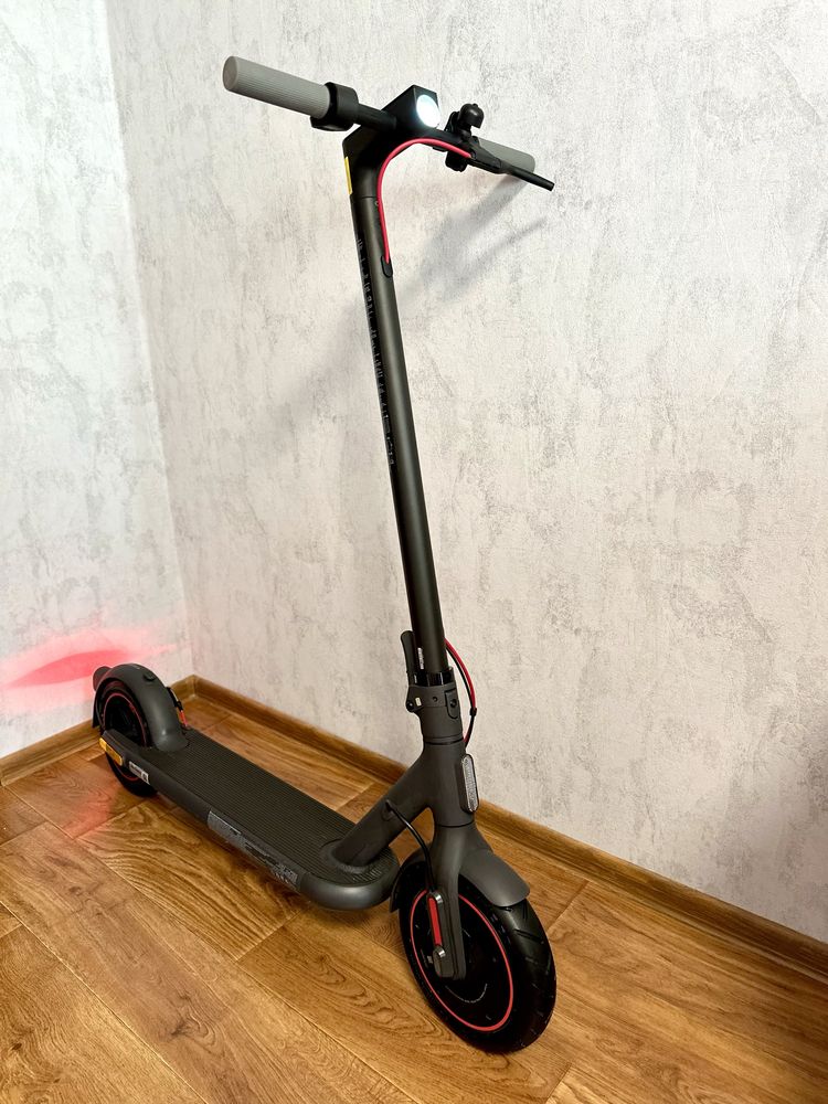 Електросамокат Xiaomi Mi Electric Scooter 4 Pro