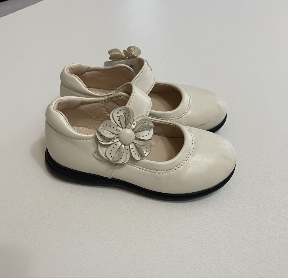 Святкові нарядні білі молочні туфлі для дівчинки