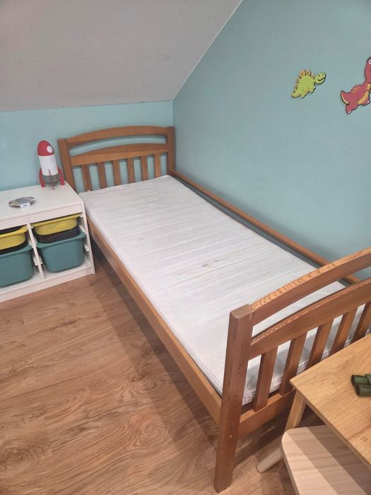 Łóżko drewniane jednoosobowe