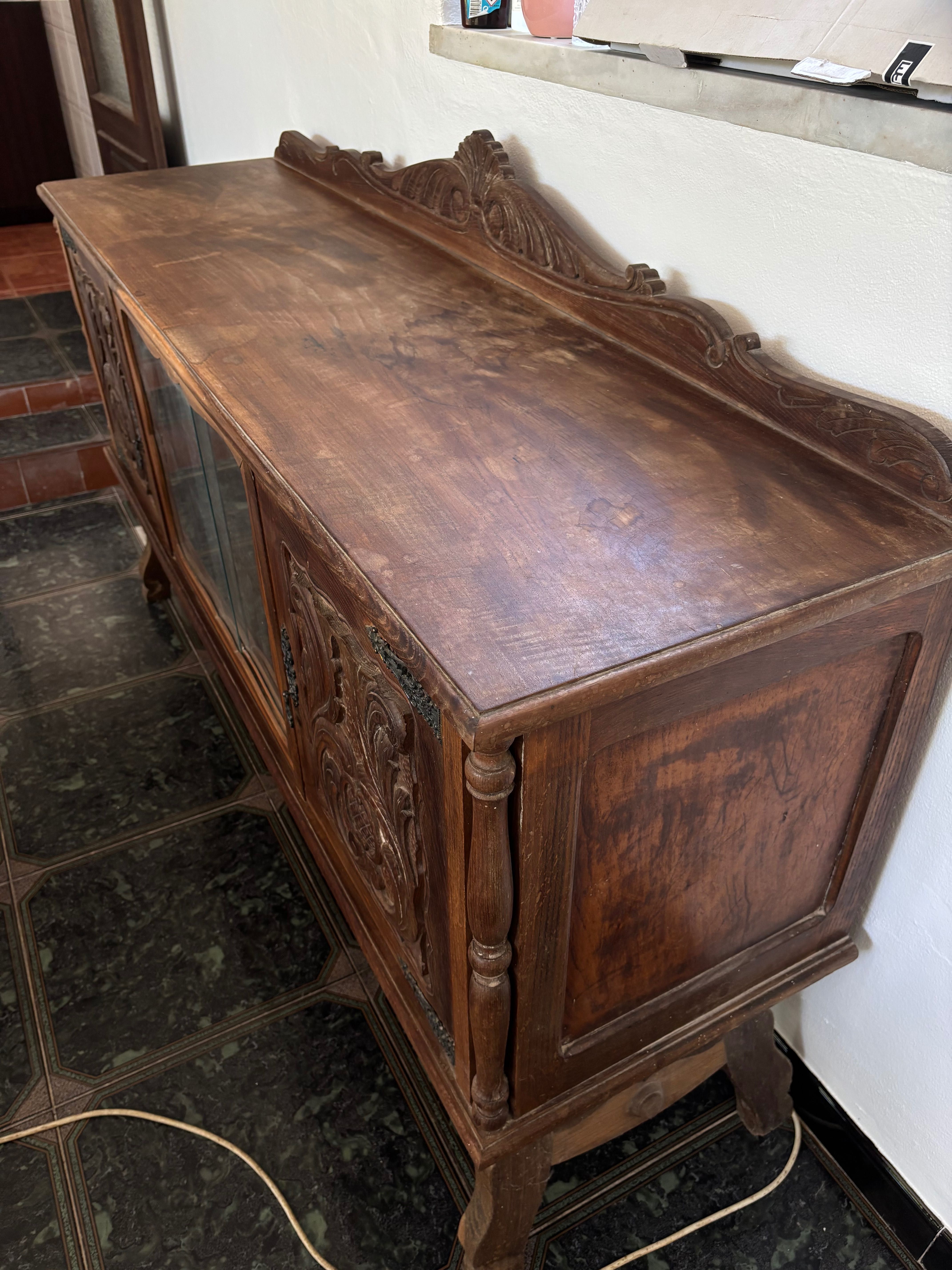Móvel madeira com vitrine