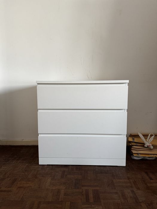 Comoda ikea em boas condicoes e facil de transportar