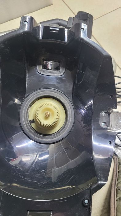 Пилосос з аквафільтром Lura  для очищення повітря і поверхонь