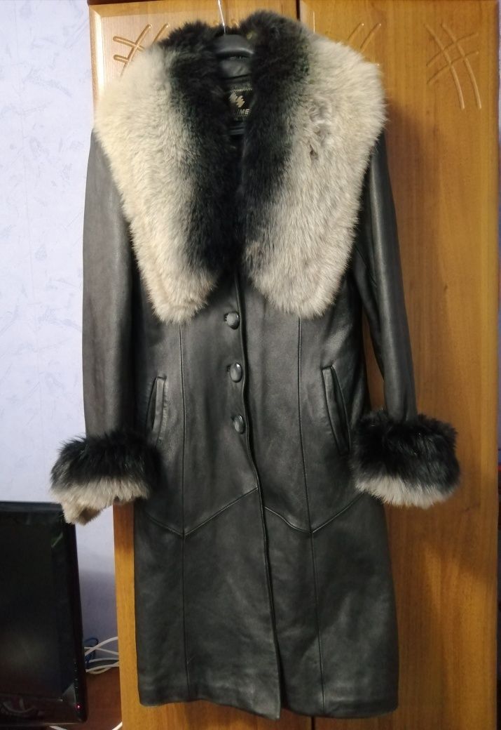 Кожаное пальто с воротником из натурального меха