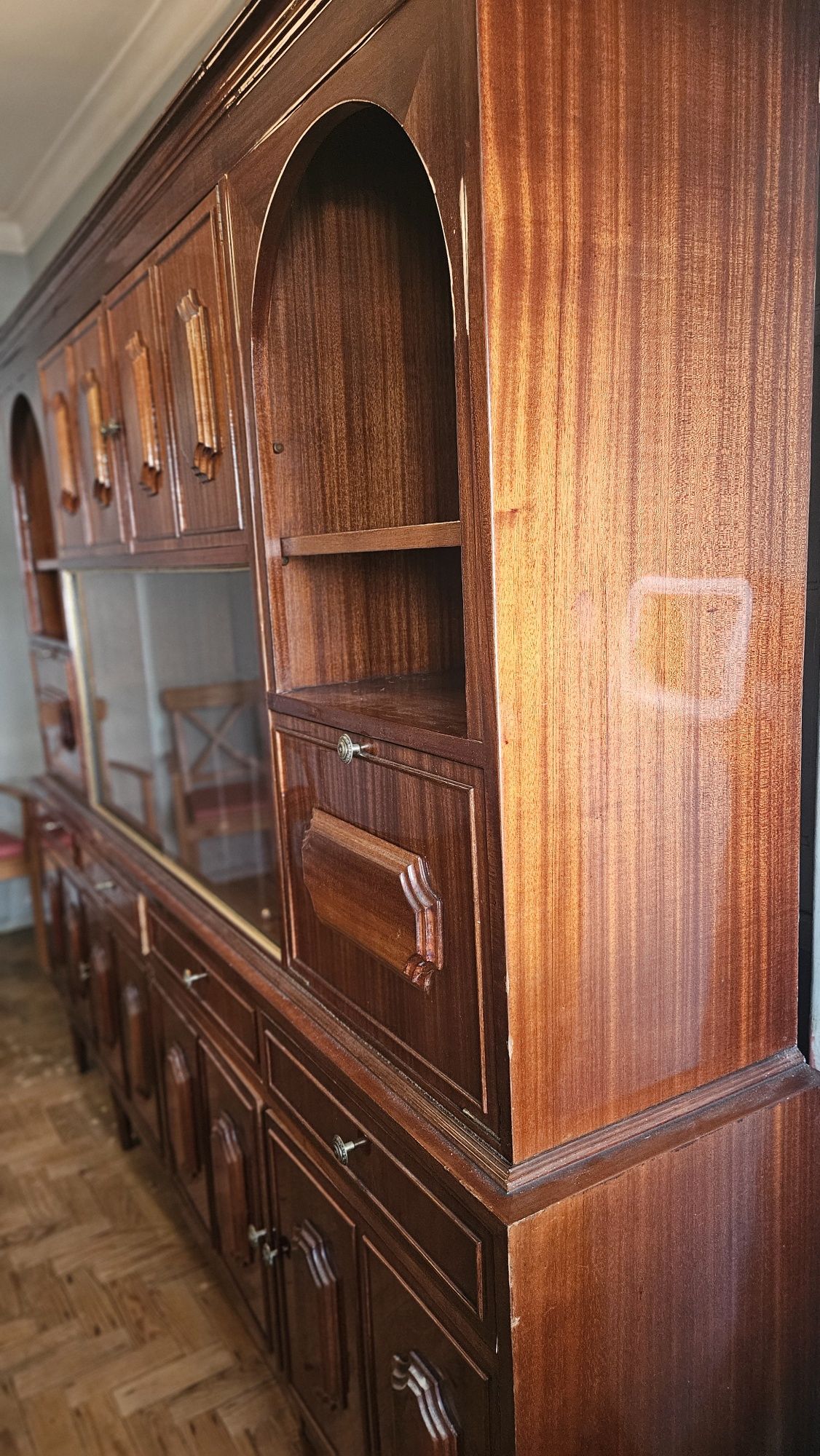 Móvel de sala com cristaleira