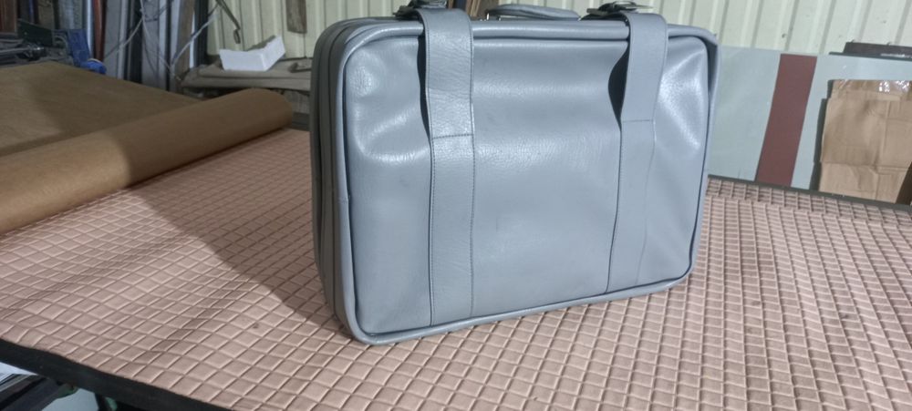 Шкіряний чемодан,  1990 року виготовлення,  з ключами, гарний стан