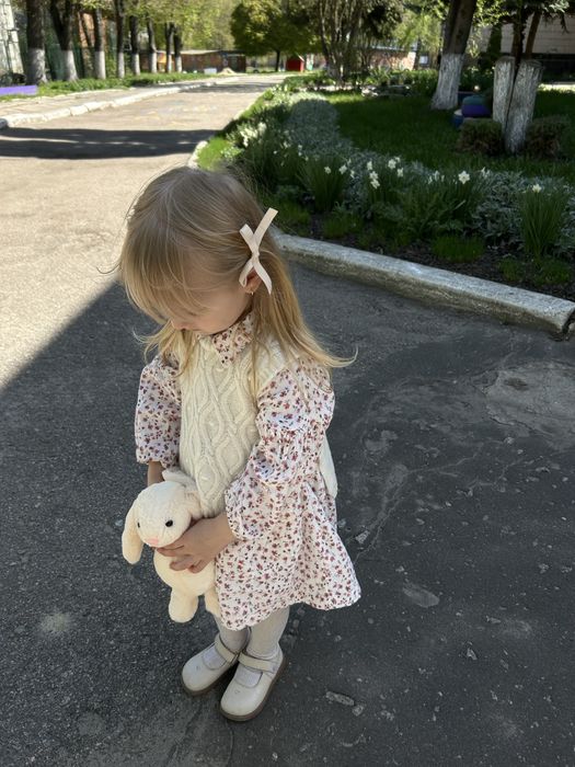 Сукня та жилетка молочна