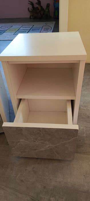2 białe szafki nocne