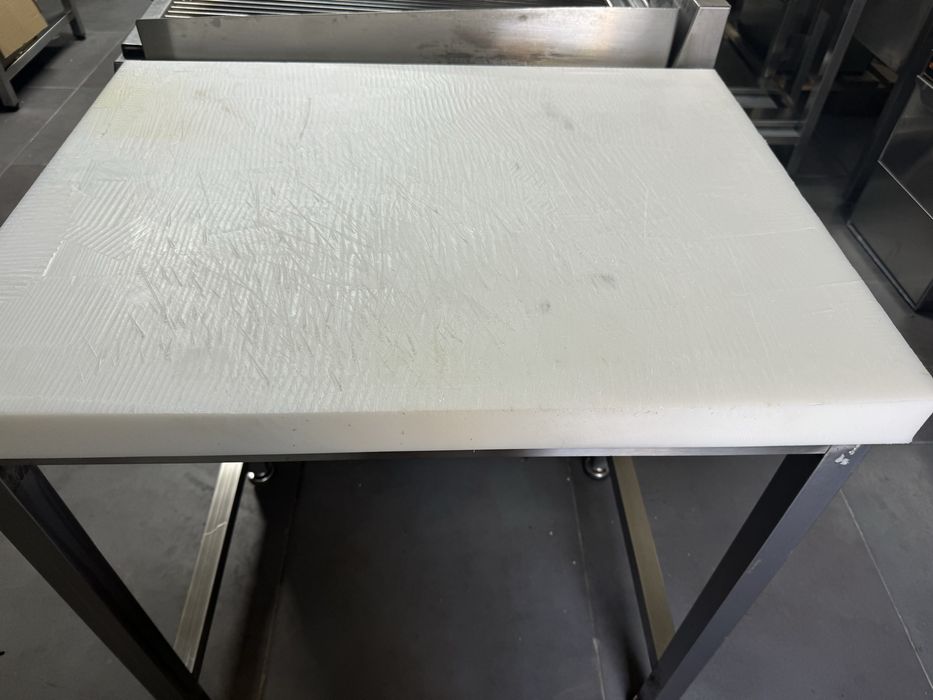 Mesa de corte muito muito nova