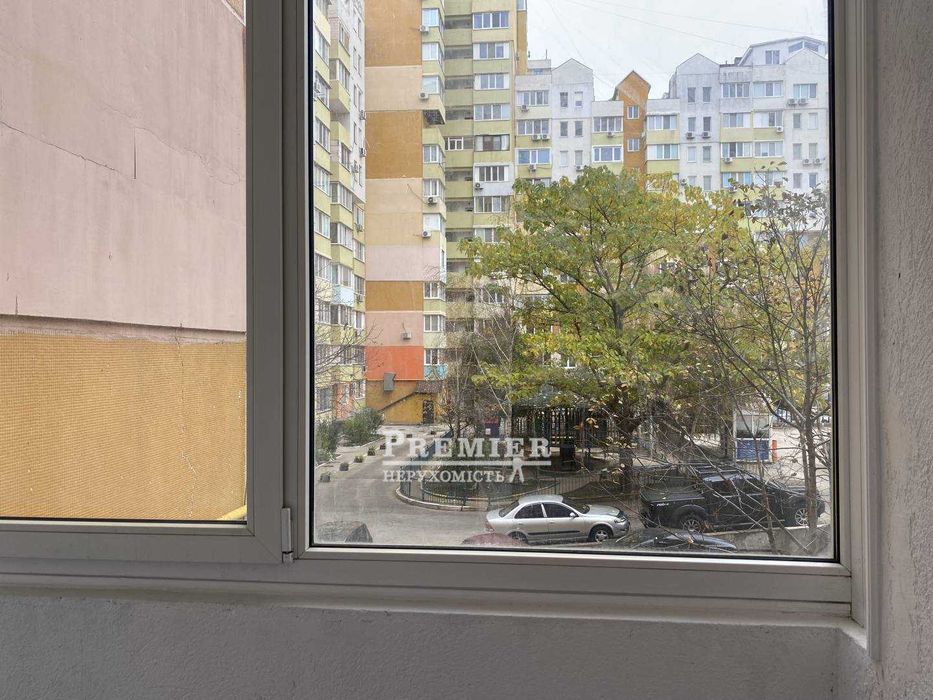 продам трихкімнатну квартиру 94 кв.м на Ак. Сахарова