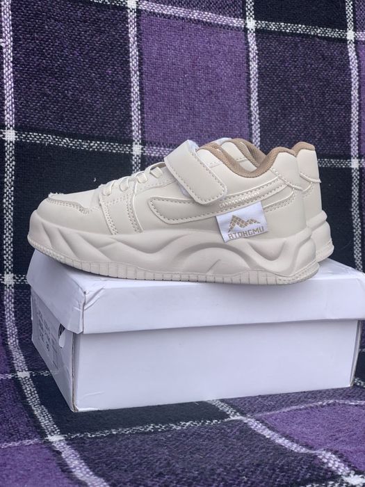 Кросівки бежеві на дівчинку