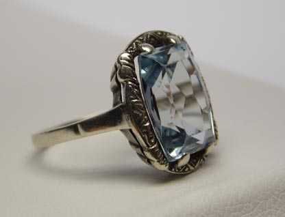 Przedwojenny srebrny pierścionek błękitny kamień.