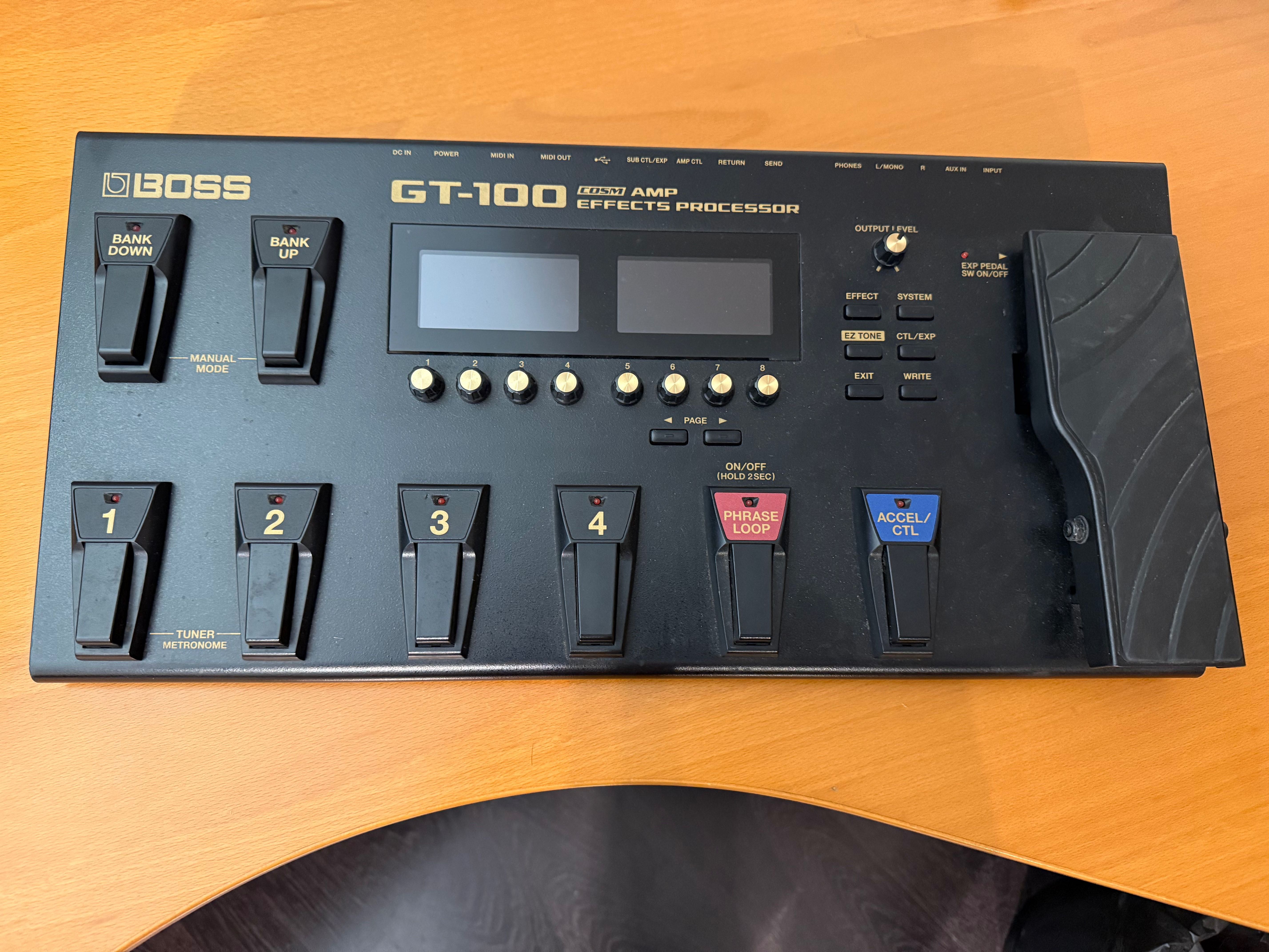 Pedaleira Boss GT-100 com saco Gator Quase nova