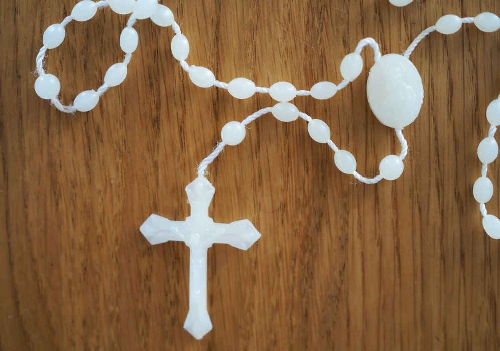Stary różaniec plastikowy, fluoroscencyjny