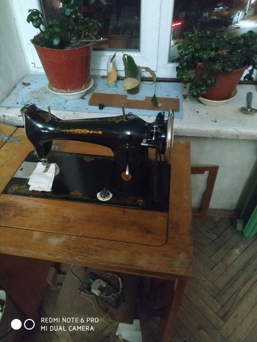 Швейна машина "Подолка-2м" з ножним приводом з тумбою