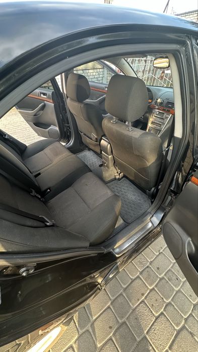Продам машину TOYOTA AVENSIS