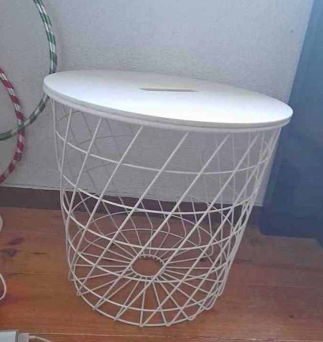 Mesa de apoio ou cesta de arrumação