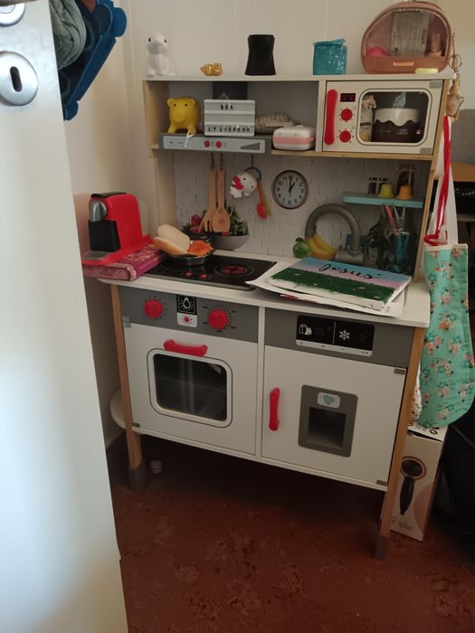 Cozinha de brinquedo em madeira