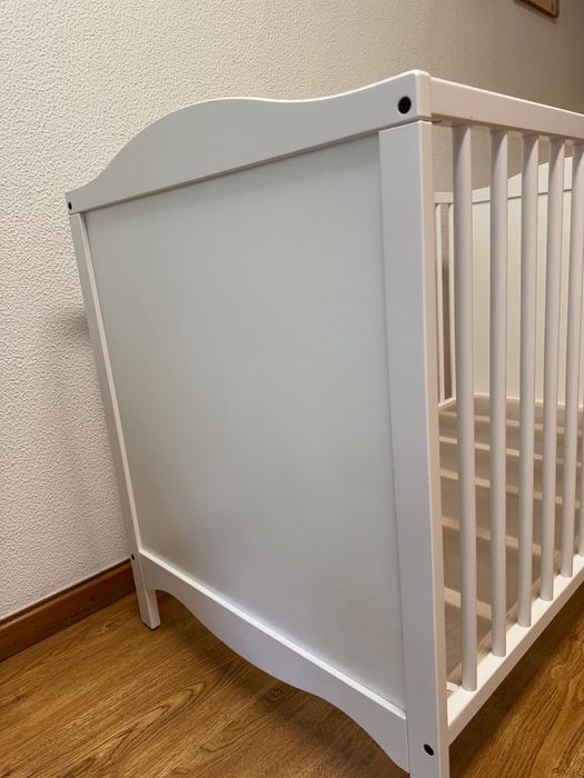 Berço de madeira, cor branca+ colchão de mola+ capa  impermeável- Ikea