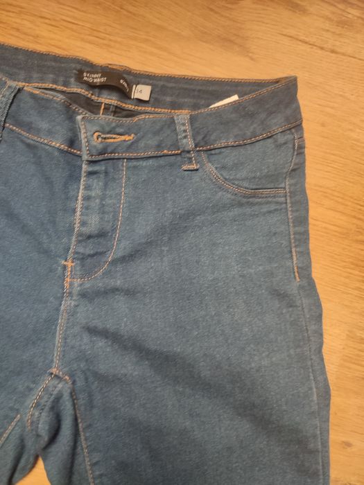 granatowe spodnie z sinsay