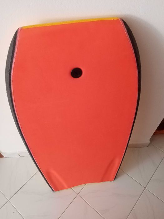 Prancha de bodyboard principiante e pés de pato