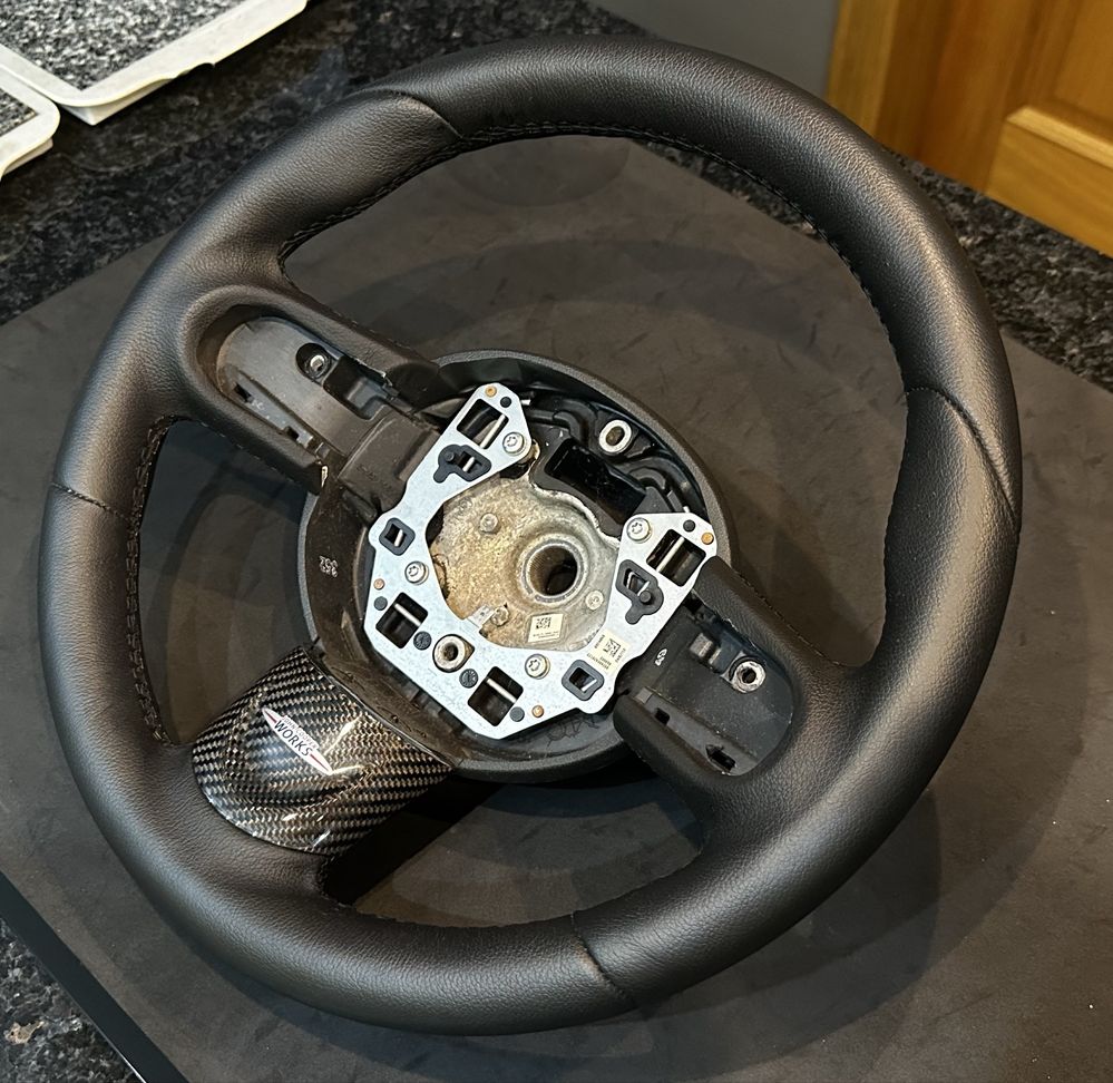 Volante Mini R56 JCW Pele + Aplique JCW Carbono