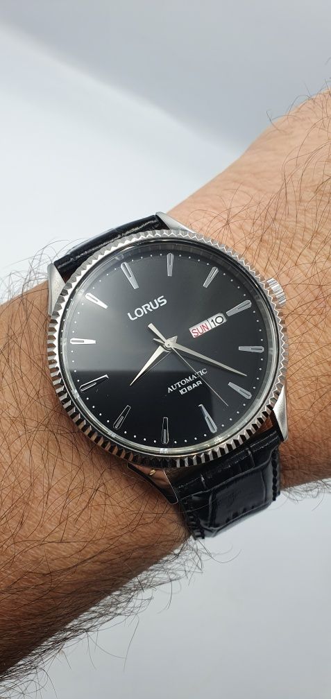 Lorus Classic Automatic - karbowany bezel