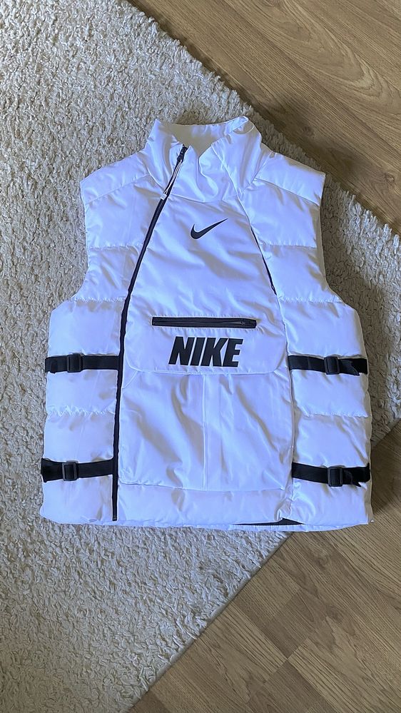 Чоловіча безрукавка жилетка nike білого кольору, розмір м