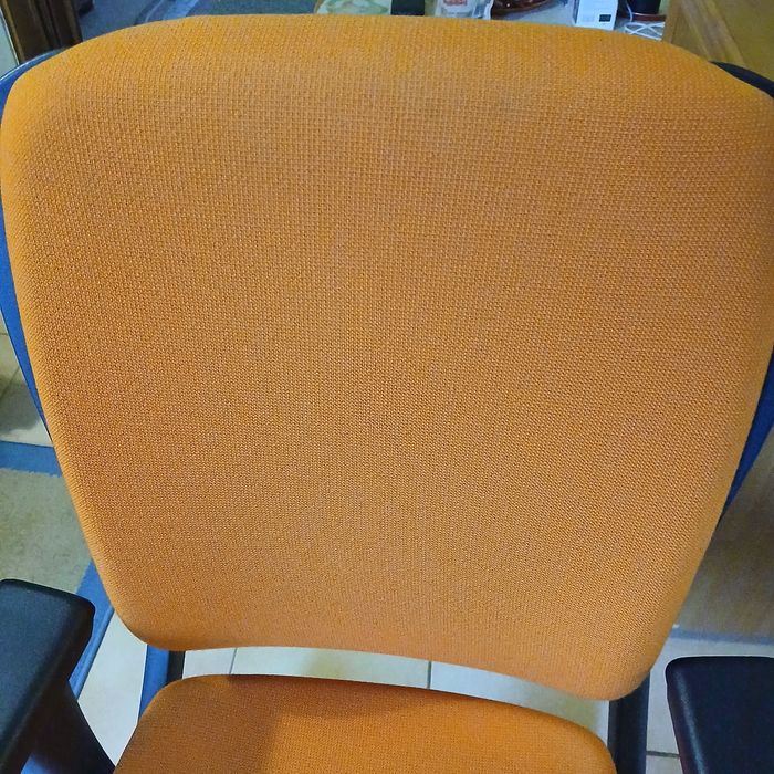 Fotel obrotowy uszkodzony