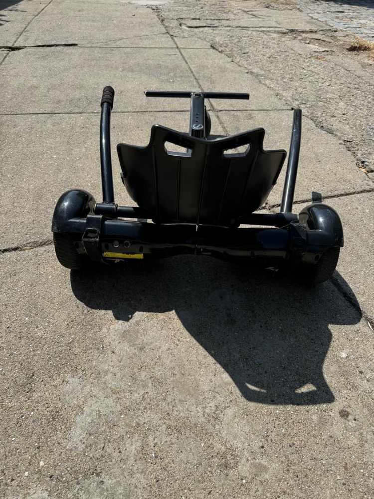 Hoverboard com suporte de kart e carregador.