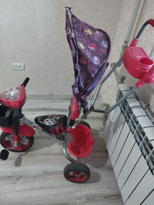 Детский велосипед с родительской ручкой.