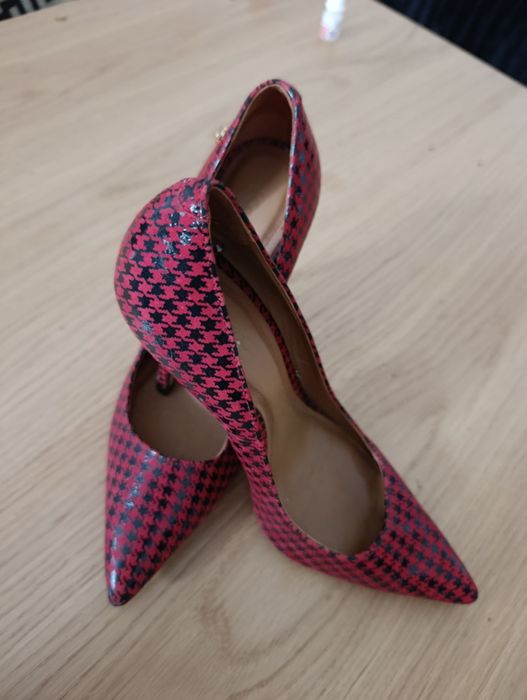 Czerwone czółenka Kazar z motywem pepitki.