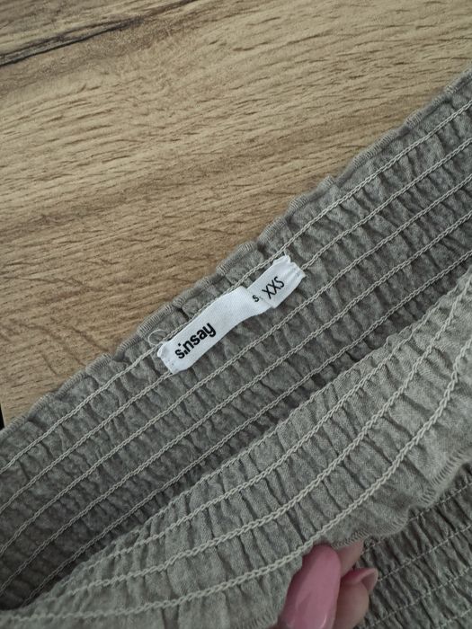 Prążkowana spódniczka z wysokim stanem Sinsay