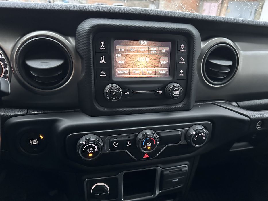 Jeep Wrangler Sport edition в ідеальному стані