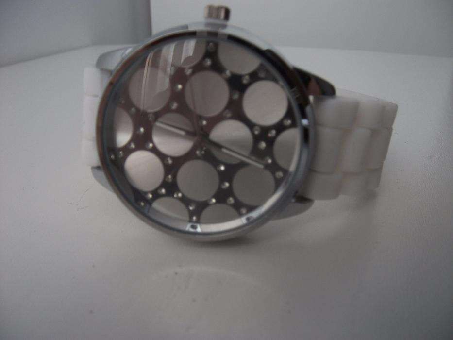 Relógio para Senhora muito bonito bracelete branca